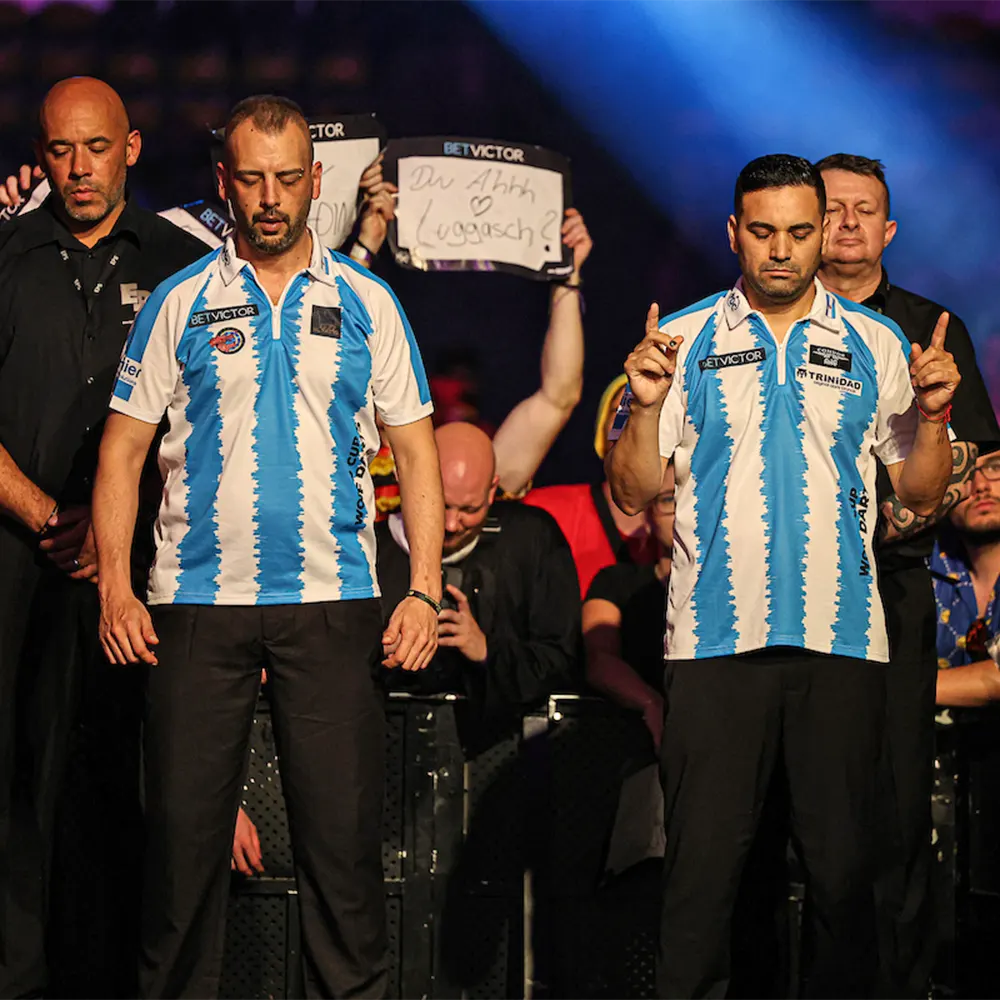 Los argentinos Víctor Guillin Ramírez y Jesús Salate en el Mundial de Dardos