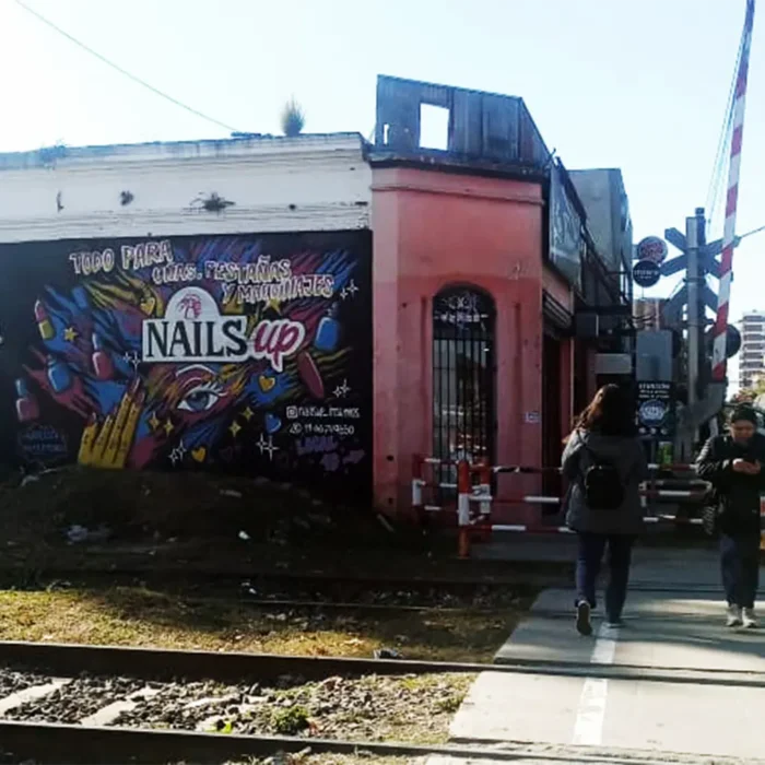 Taparon el mural que homenajeaba a Maradona por un mural comercial de un comercio estetico
