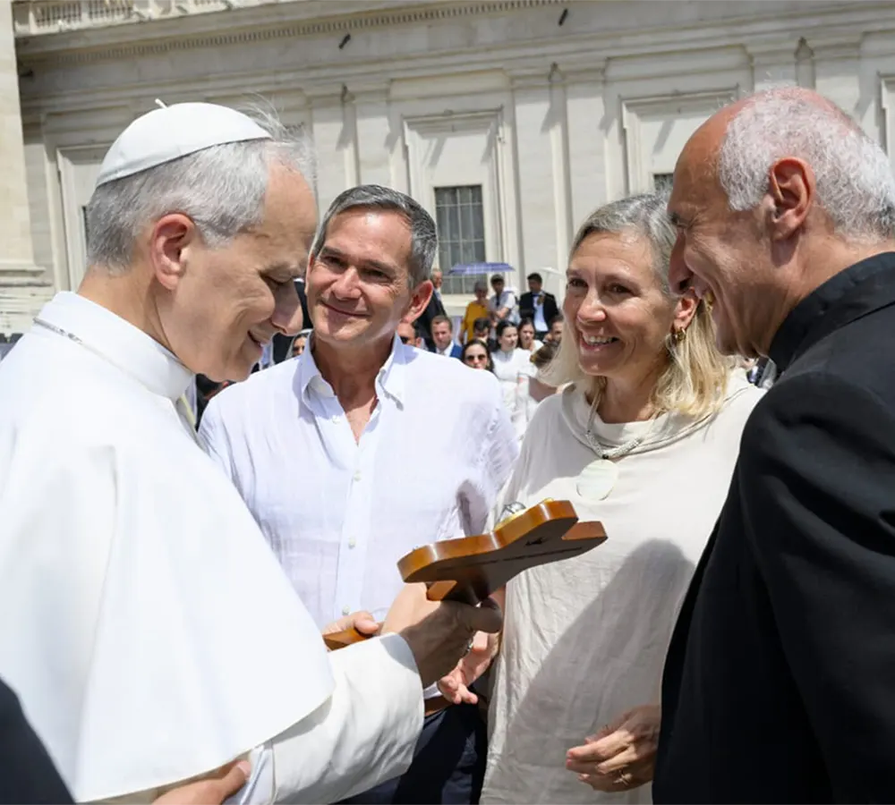 El Papa León XIV con la Cruz de la Unidad en sus manos