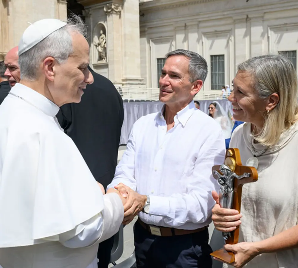 El Papa León XIV saluda a matrimonio escobarense