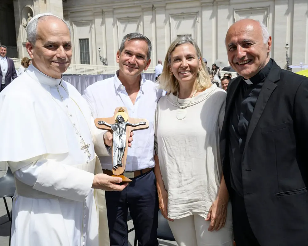 El Papa León XIV con la Cruz de la Unidad en sus manos