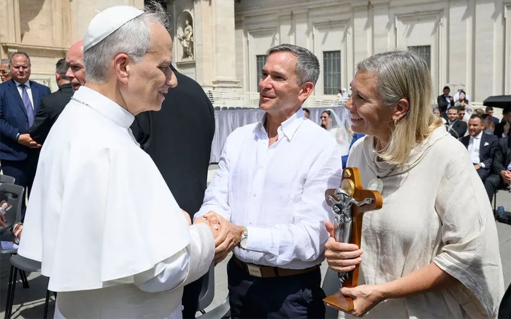 El Papa León XIV recibió a un matrimonio escobarense en el Vaticano