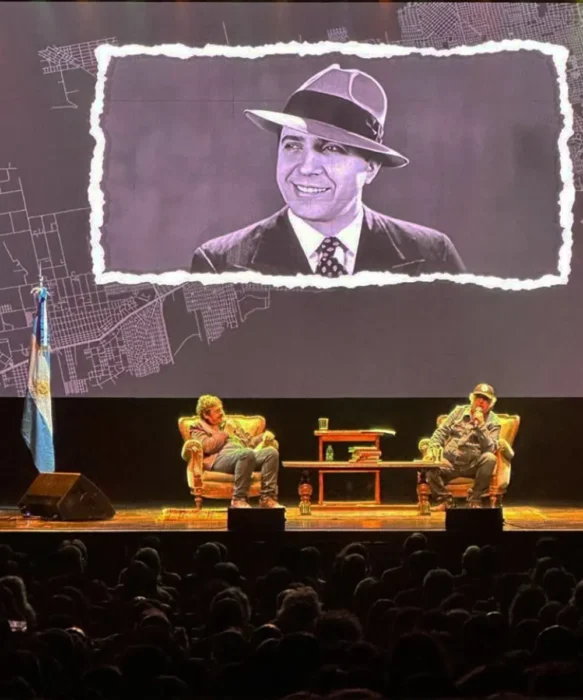 Pigna y Saborido hablan con el público en un teatro