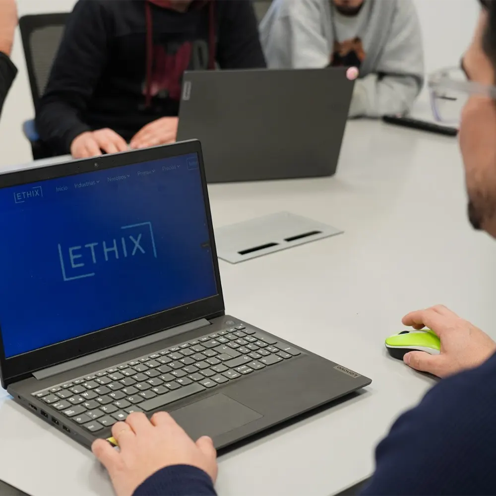 Notebook con plataforma Ethix, especializada en licitaciones