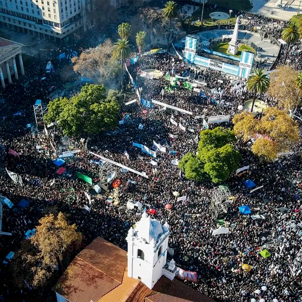 Vista área de la manifestación por Cristina Kirchner en Plaza de mayo