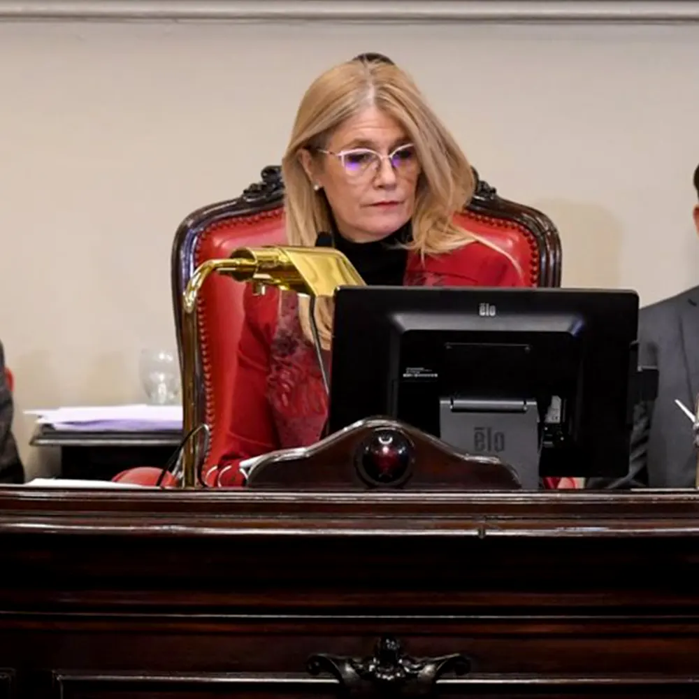 Alumnos de wushu con medallas y su entrenador