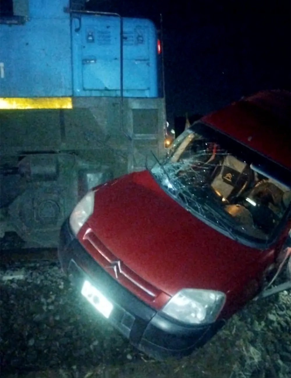 Locomotora que impacto a camioneta Citroën que estaba sobre las vías