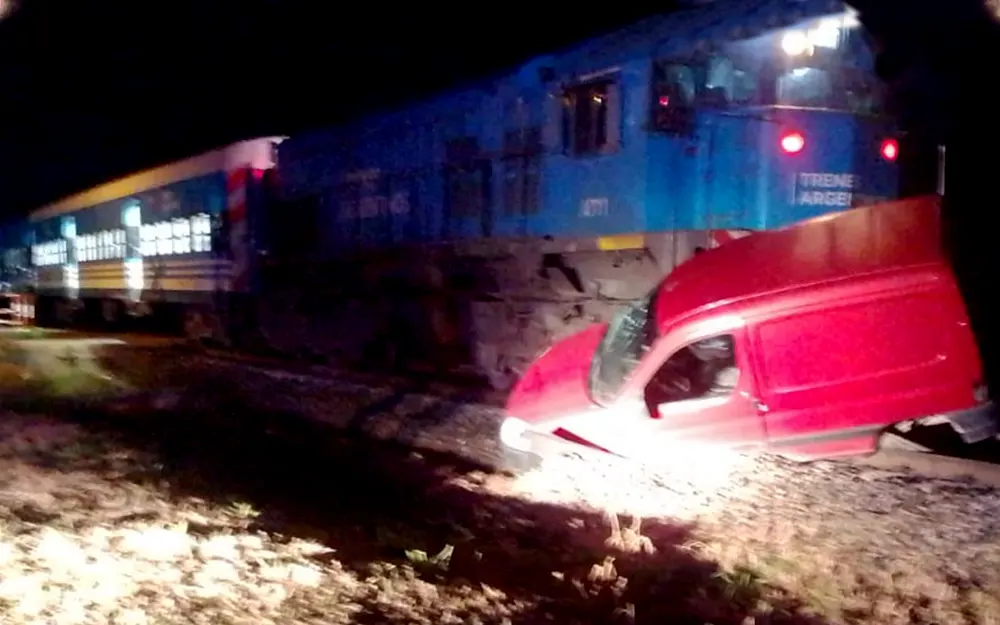 Pudo ser una tragedia: grave accidente en un paso a nivel de Matheu
