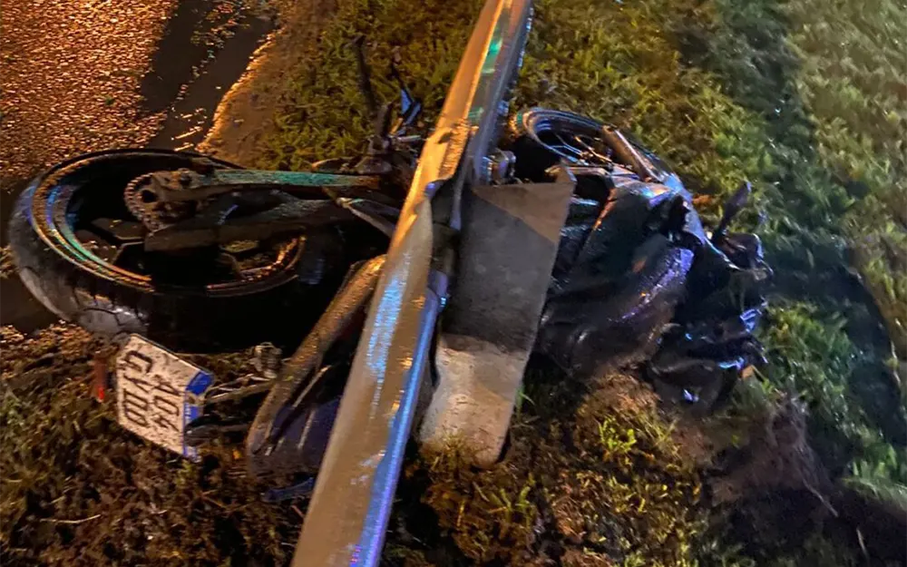 La moto quedó incrustada contra el guardarraíl tras ser embestida por la camioneta