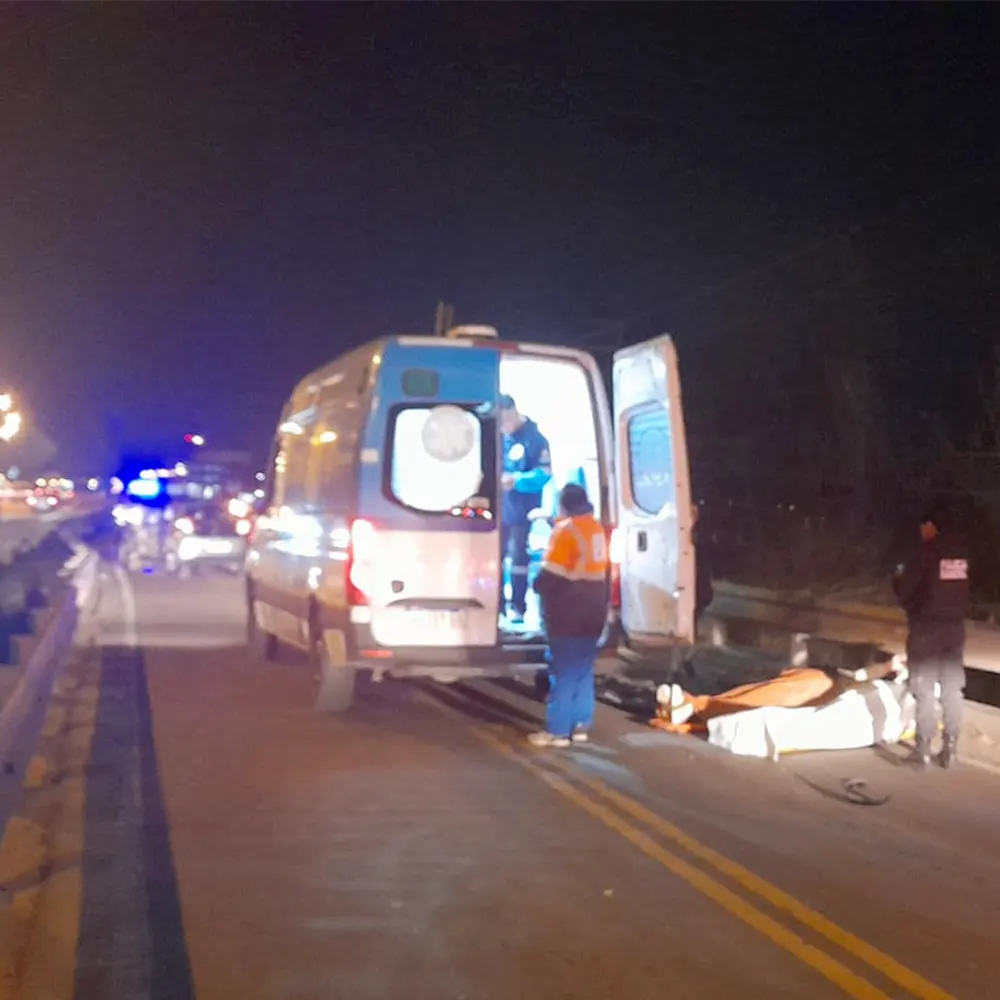 Una ambulancia y dos heridos sobre la Colectora Este