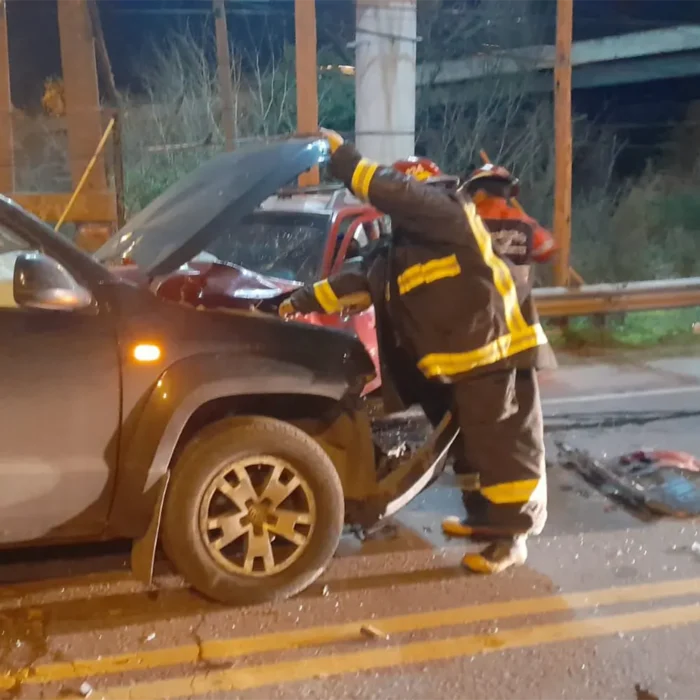 Bomberos revisan la Amarok 