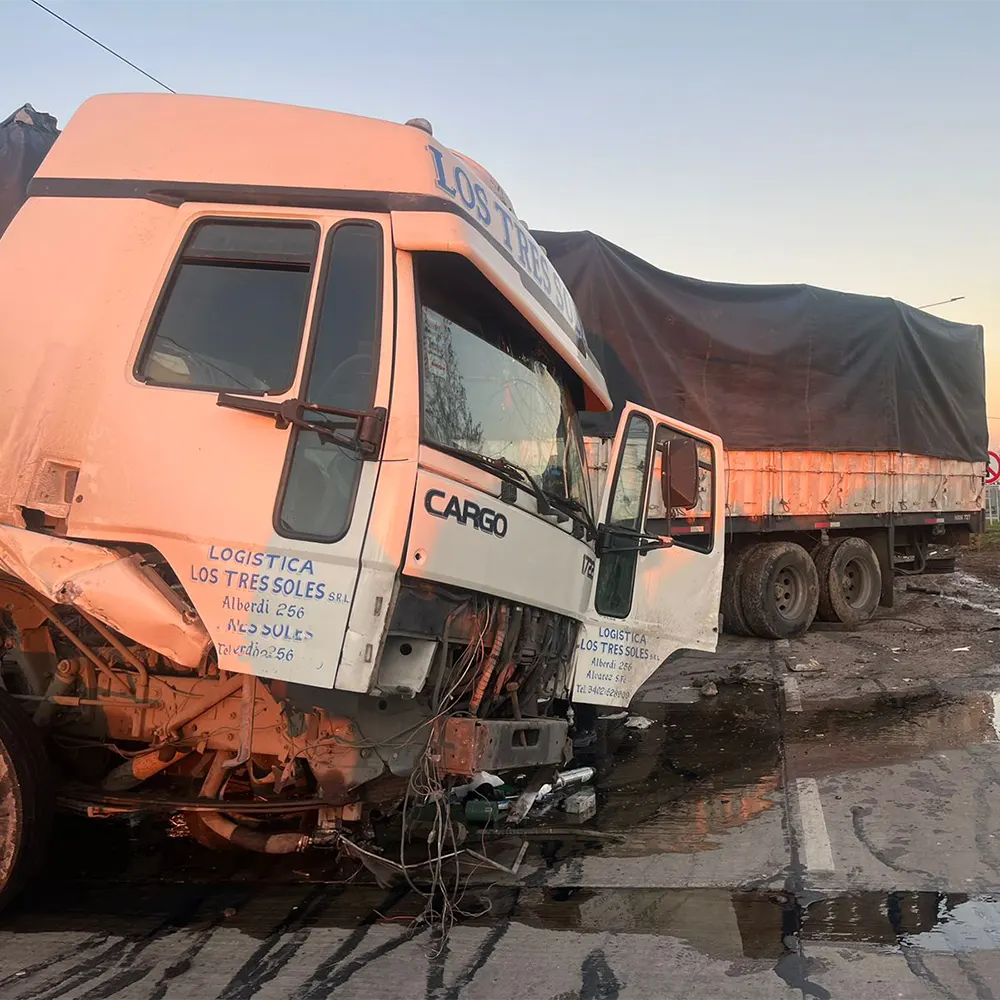 El camión bloqueando la Colectora Este