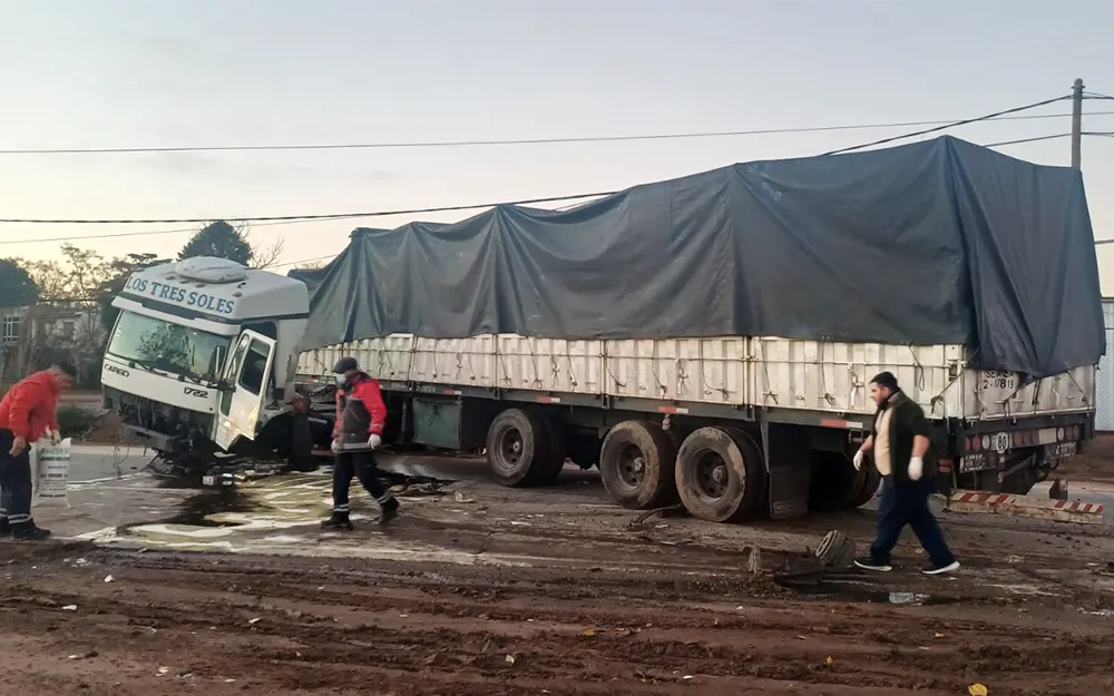 camion Camión terminó cruzado a lo ancho de la traza