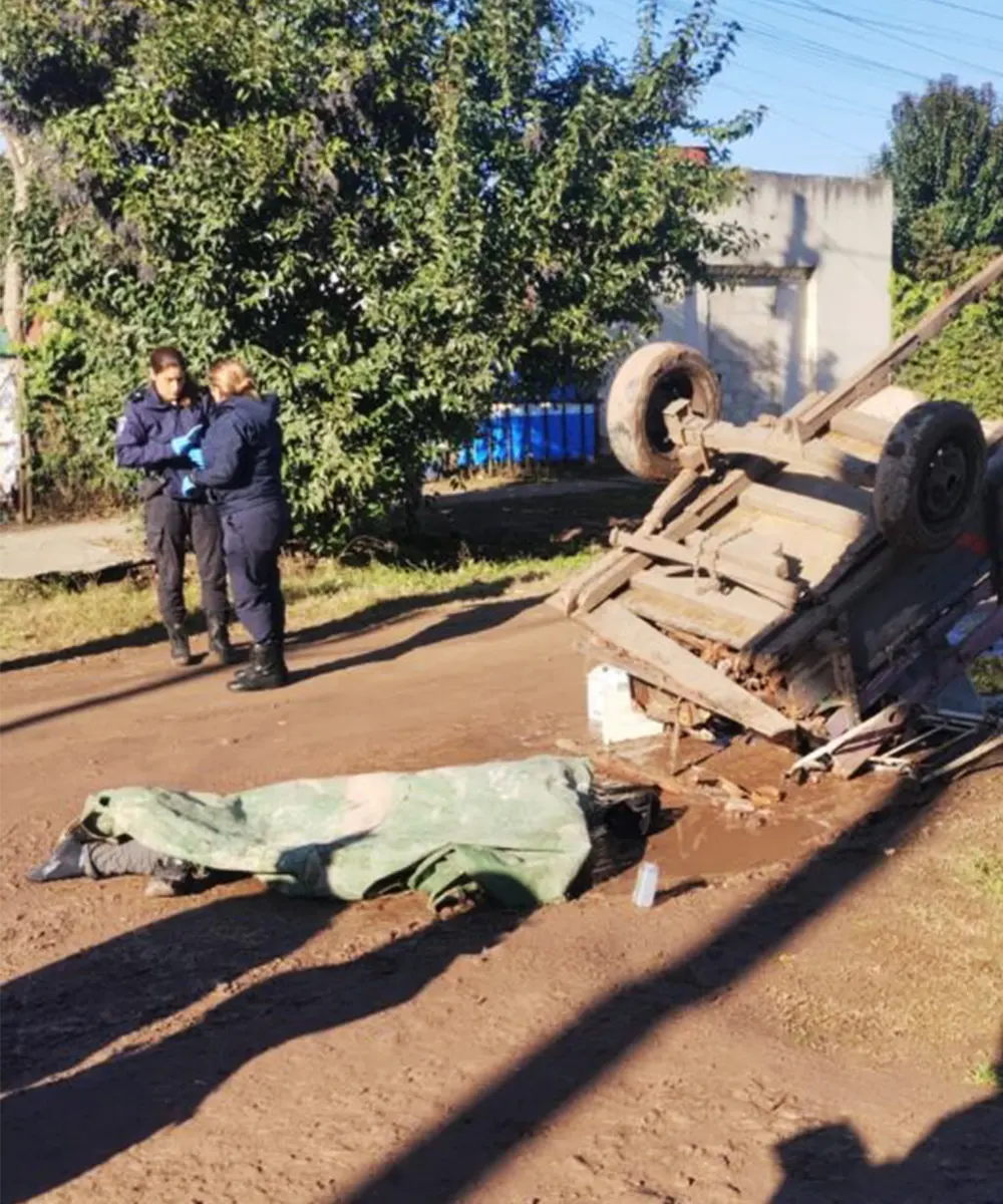 En una calle de tierra encontraron al cartonero que murió aplastado por su carro.