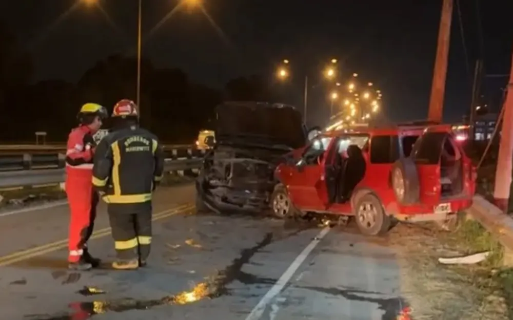 El Fiat Mobi y a Volkswagen Amarok chocaron frontalmente sobre la colectora