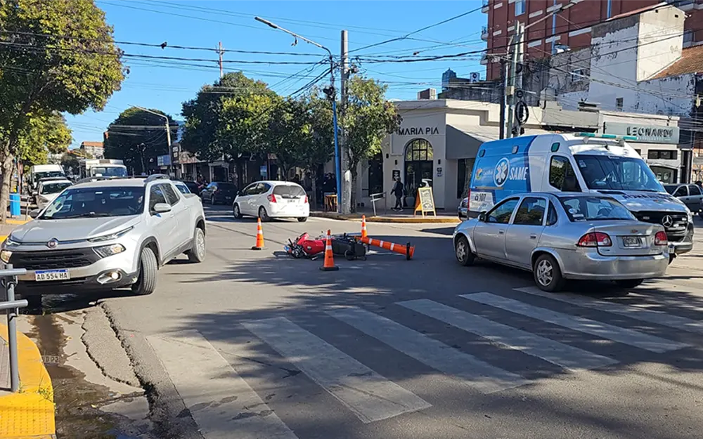 Violento e insólito choque en la esquina de la plaza central de Escobar