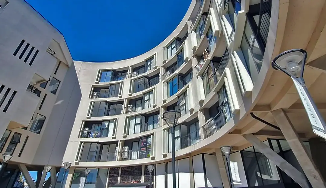 Un hombre se arrojó del quinto piso de un edificio de la avenida Tapia de Cruz