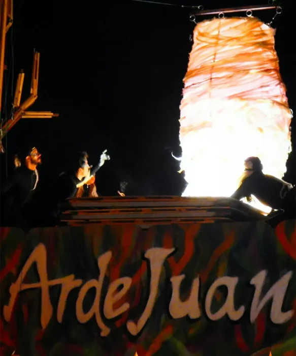 Capullo de mariposa como símbolo del cambio en la Fogata de San Juan.