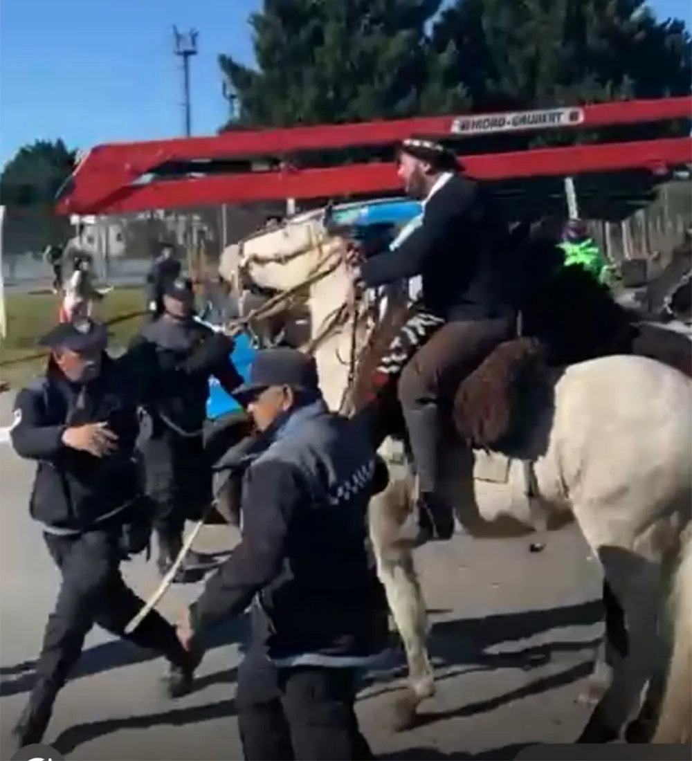 Un jinete embisten contra agentes de seguridad