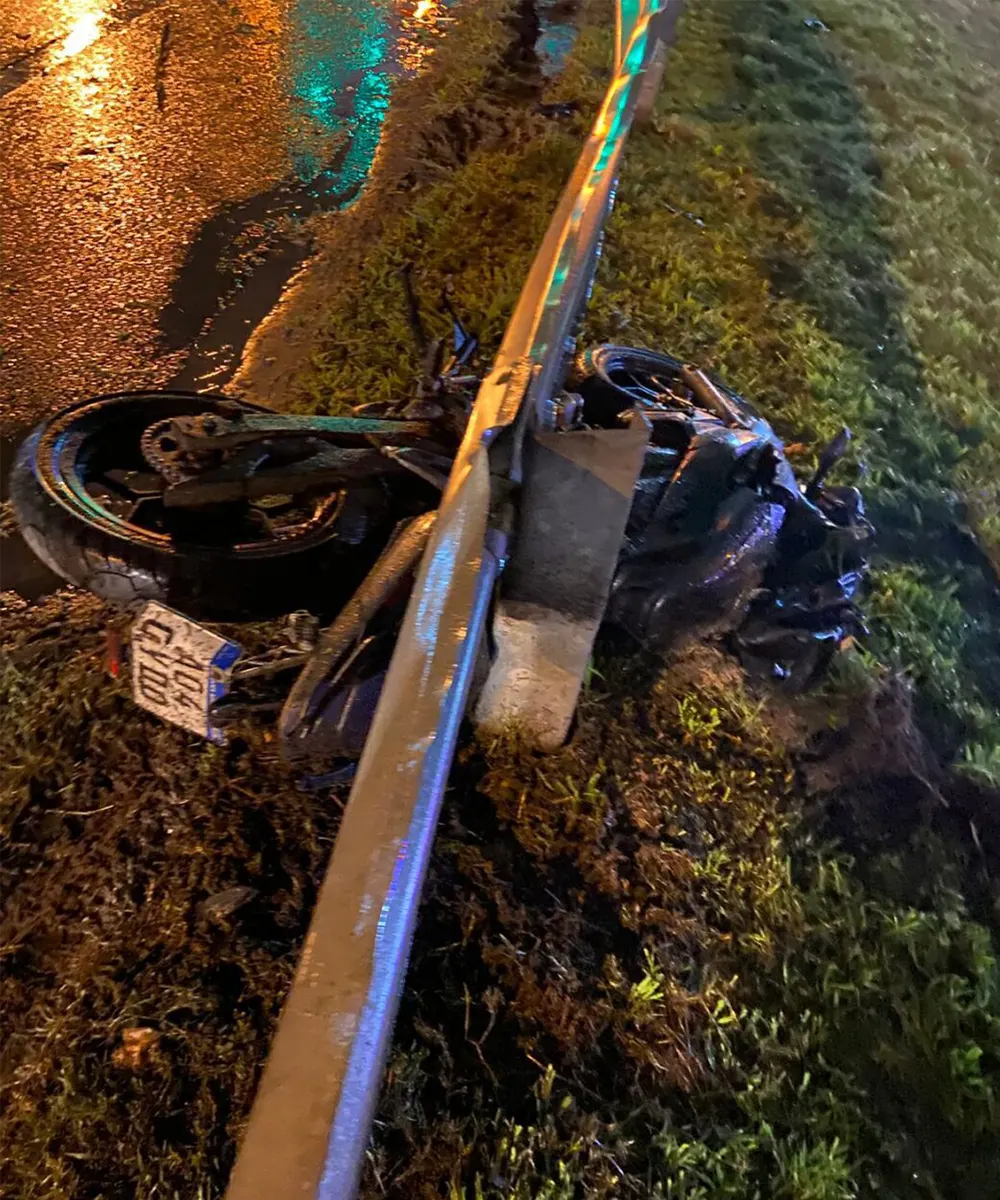 La moto quedó incrustada contra el guardarraíl tras ser embestida por la camioneta