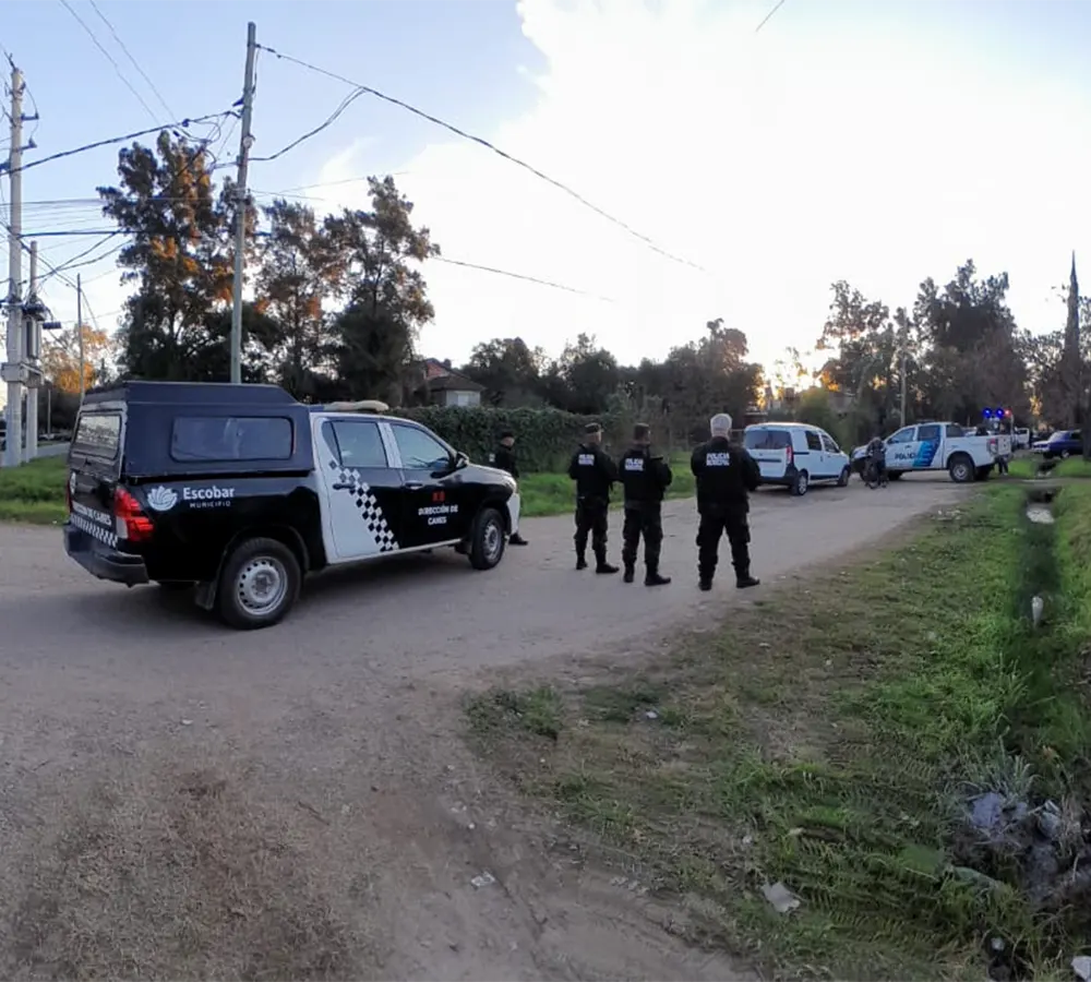 Policías desplegados en la calle