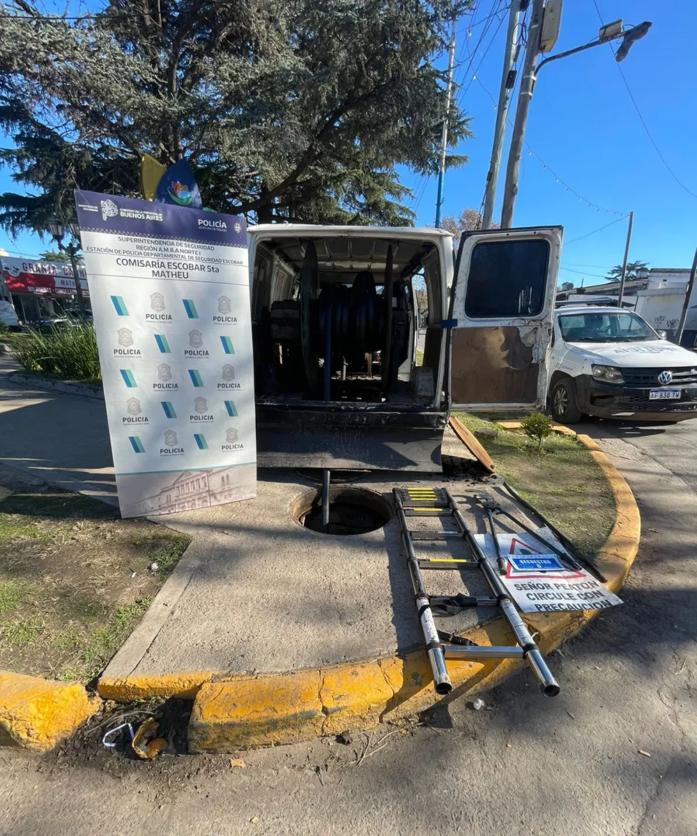 La camionera que usaban los detenidos, en la plazoleta de Matheu