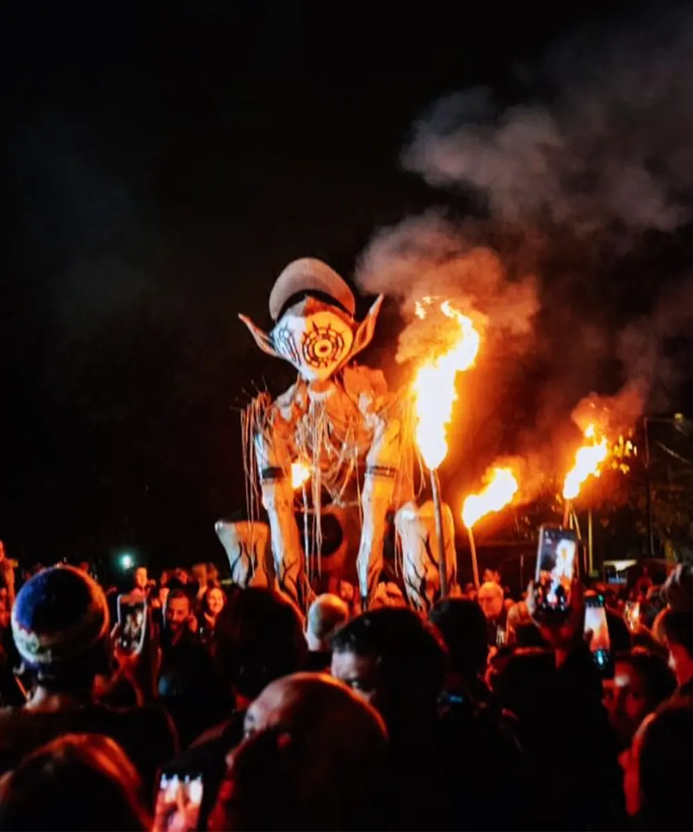 Procesión con fuego en la anterior edición de la Fogata de San Juan