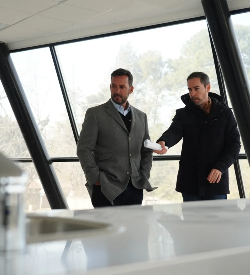 Ariel Sujarchuk y Manuel Ordoñez recorren la obra