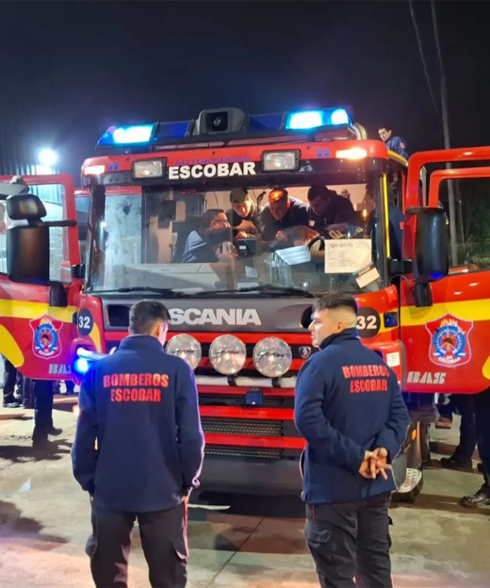 Bomberos de Escobar se mostraron entusiasmados mientras inspeccionaban Movil A-32.