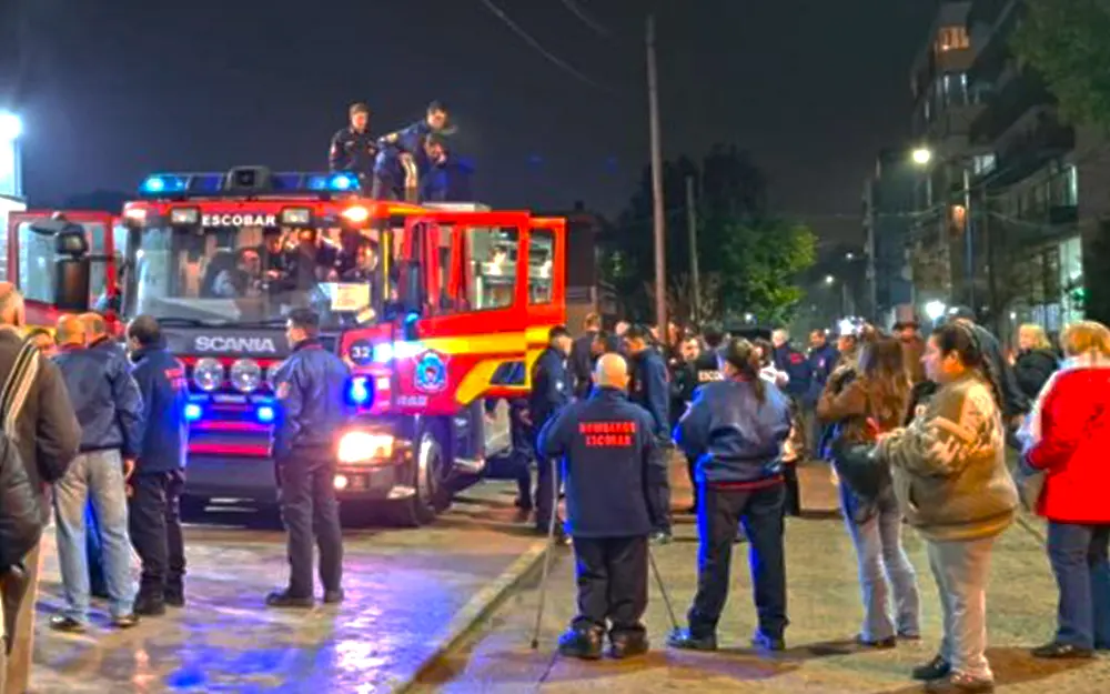 El cuartel de bomberos de Escobar presentó una nueva autobomba