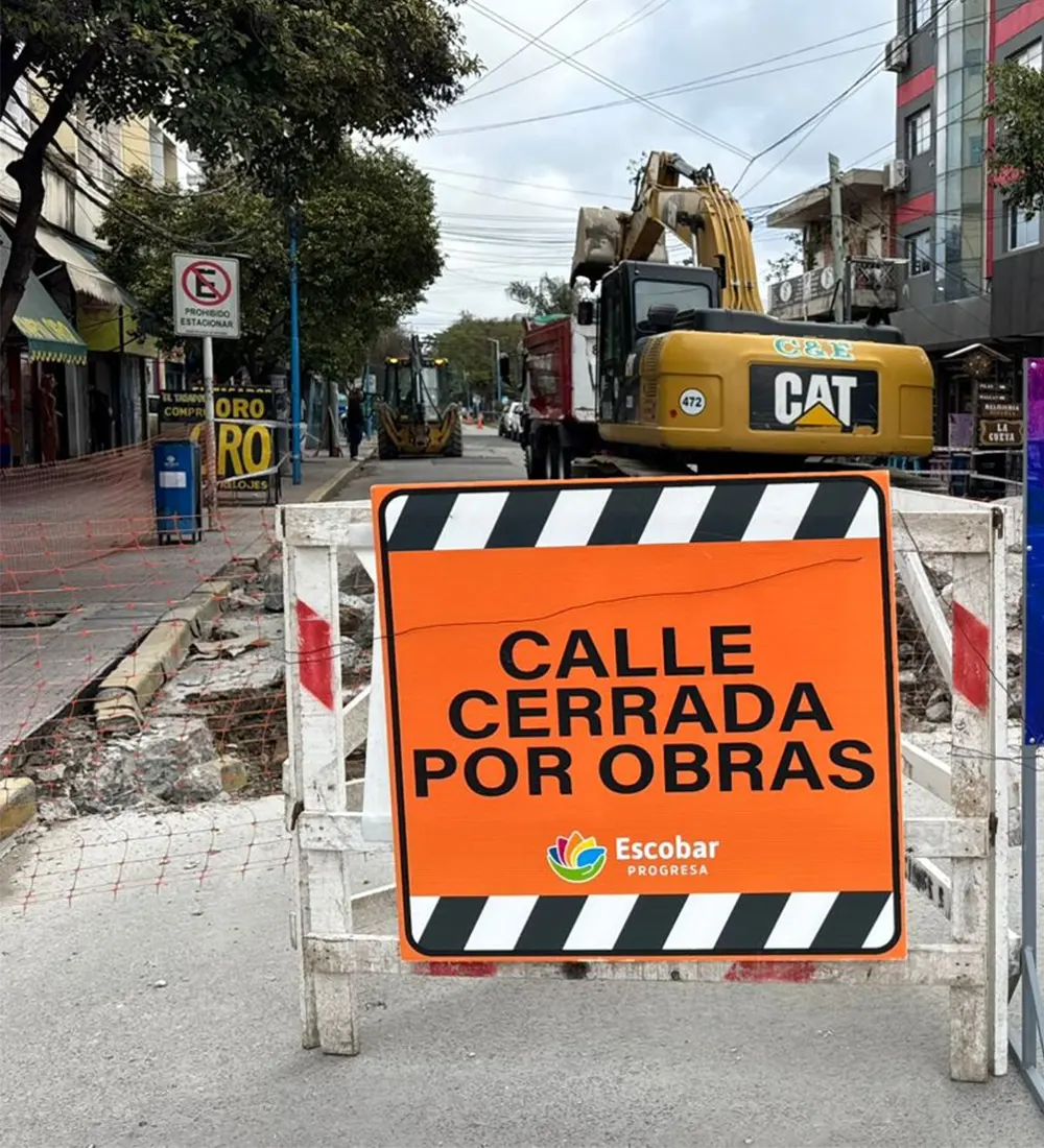 Carteles de obra y desvíos sobre la calle Spadaccini
