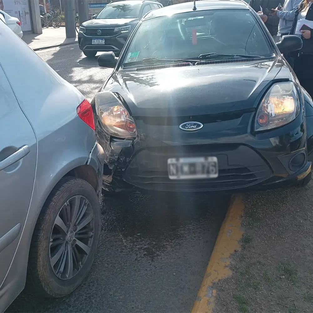 Dos autos que participaron del choque sobre la ruta 25