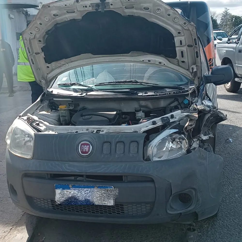 Un vehículo con daños por el choque