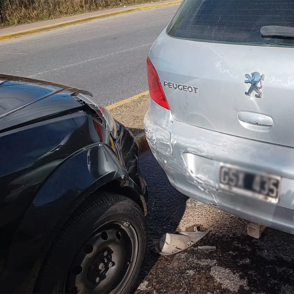 Uno de los autos que chocó desde atrás a otro