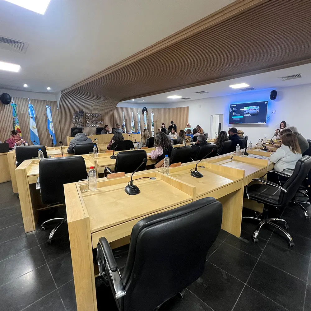 Bancas vacías pertenecientes a los concejales de LLA