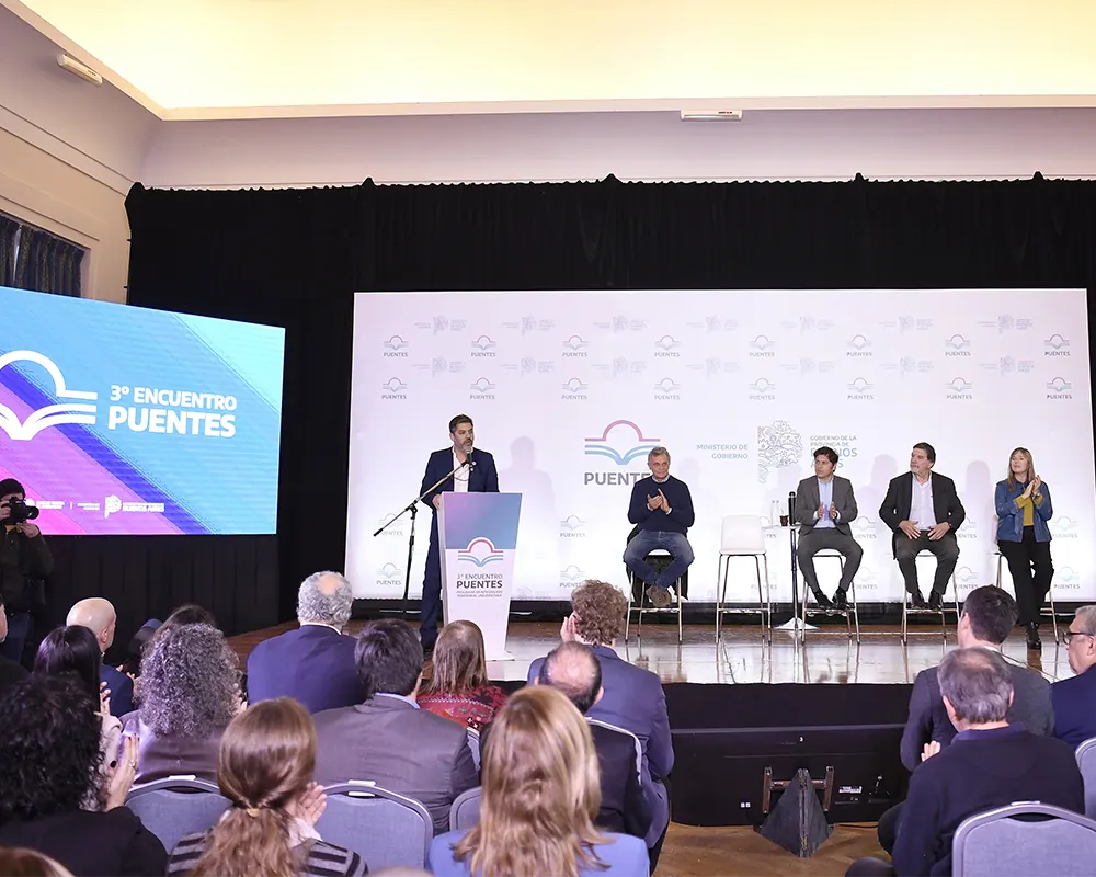 Autoridades e invitados en el Encuentro del programa Puentes