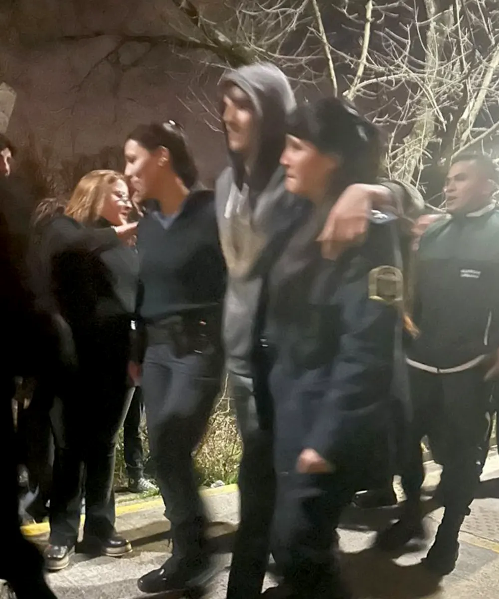 Ivo Darrigo, acompañado por dos agentes de la Policía Municipal