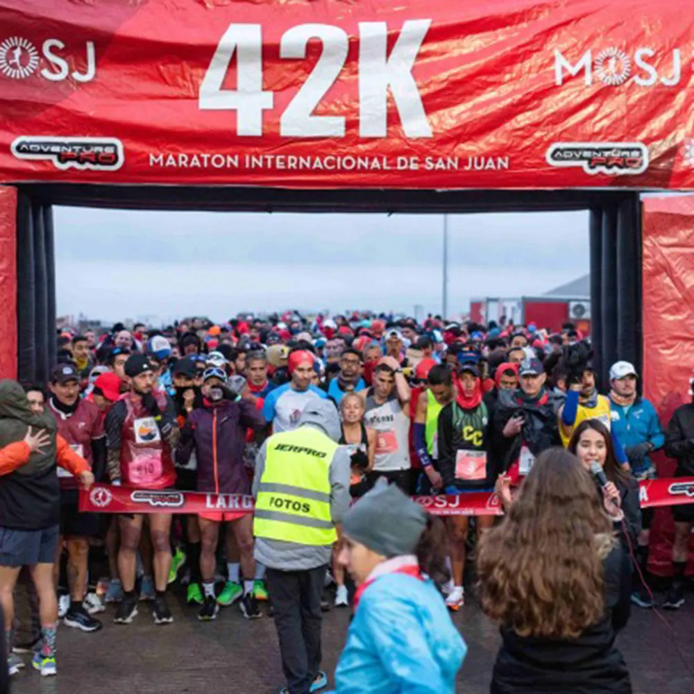 Los corredores agrupados para largar la Maratón de San Juan.