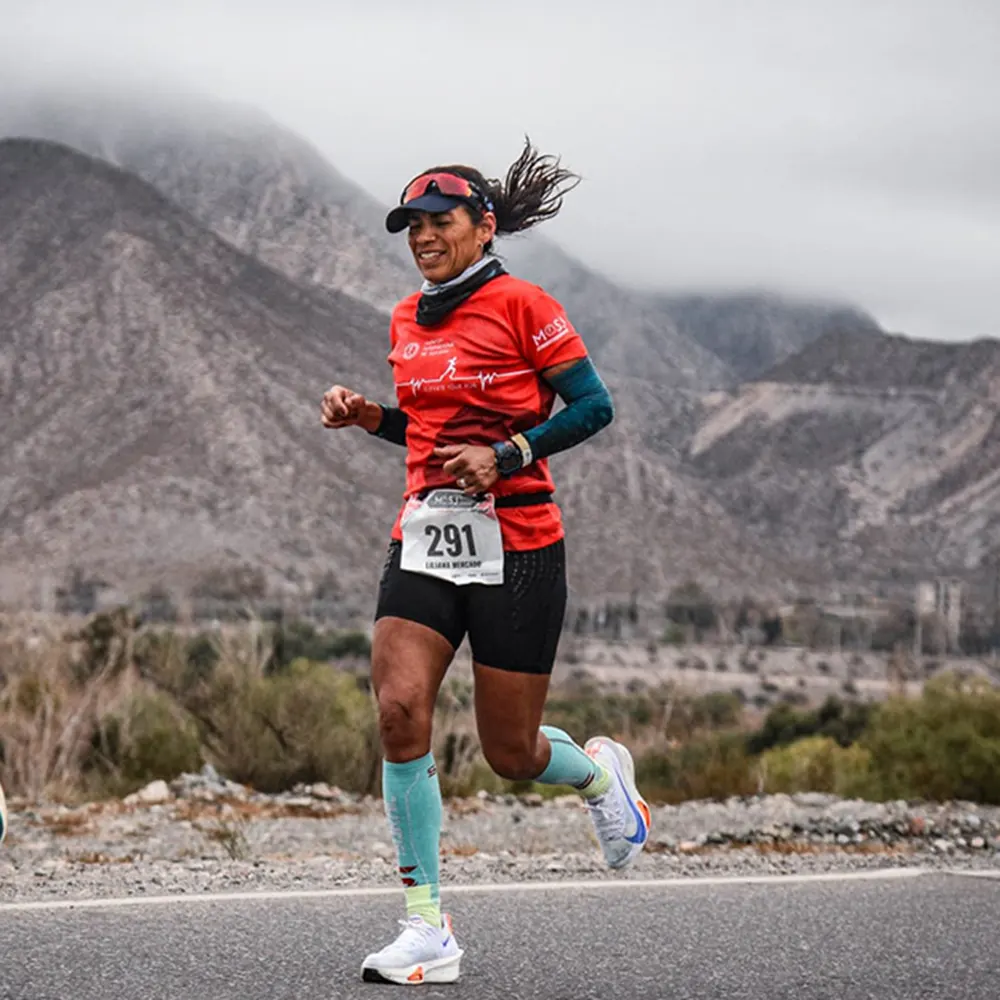 Liliana Mercado corriendo en la maratón en San Juan.