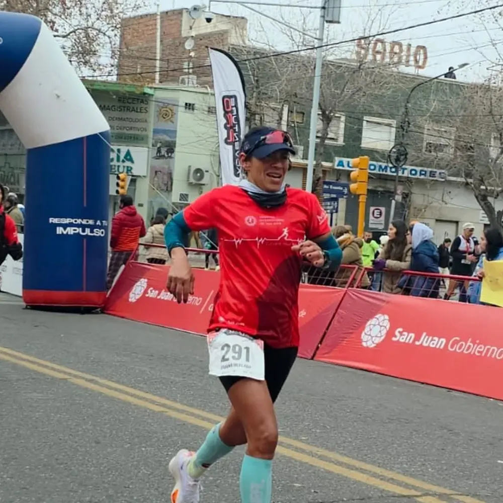 Liliana corre los últimos metros de la maratón en San Juan.