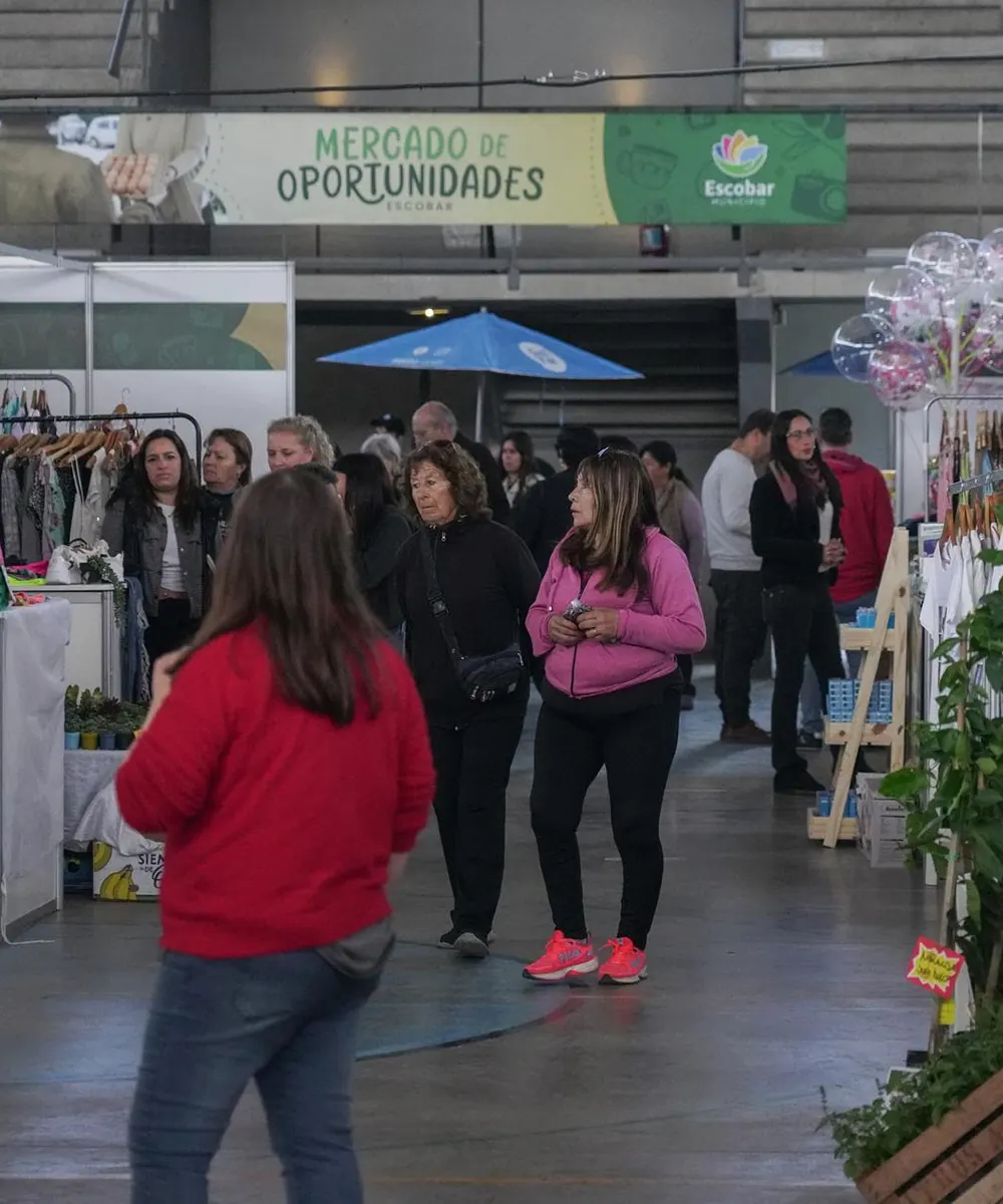 Personas recorriendo el Mercado de Oportunidades.
