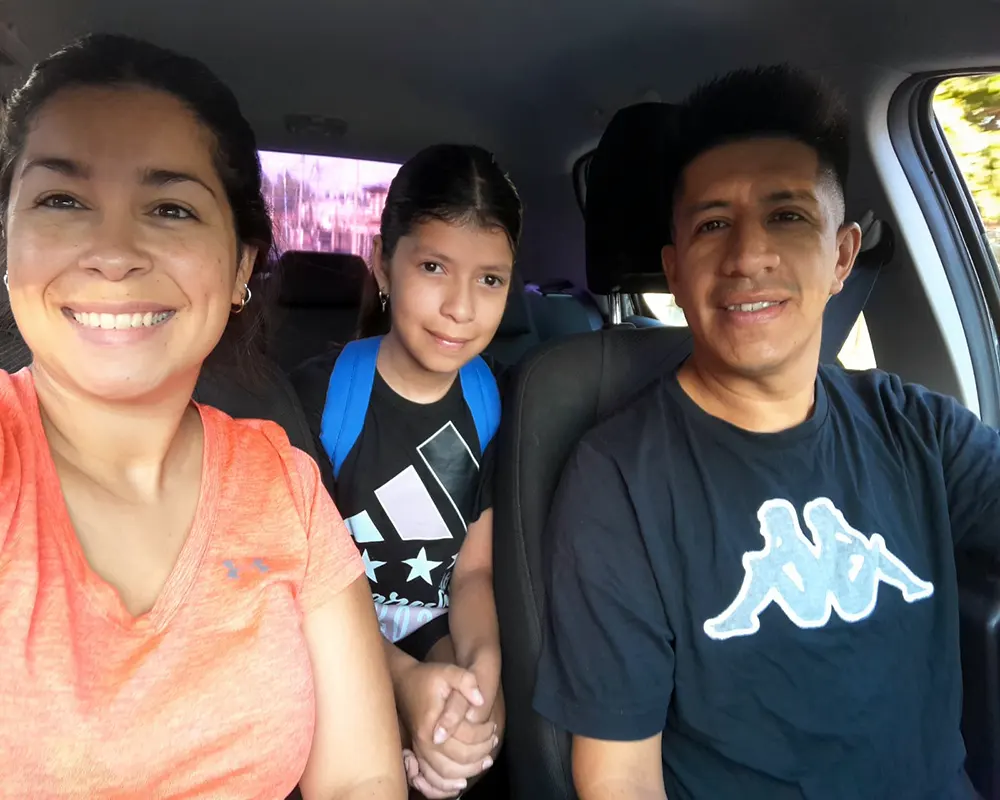 Mora junto a sus padres que encabezan una campaña solidaria para mejorar su salud.