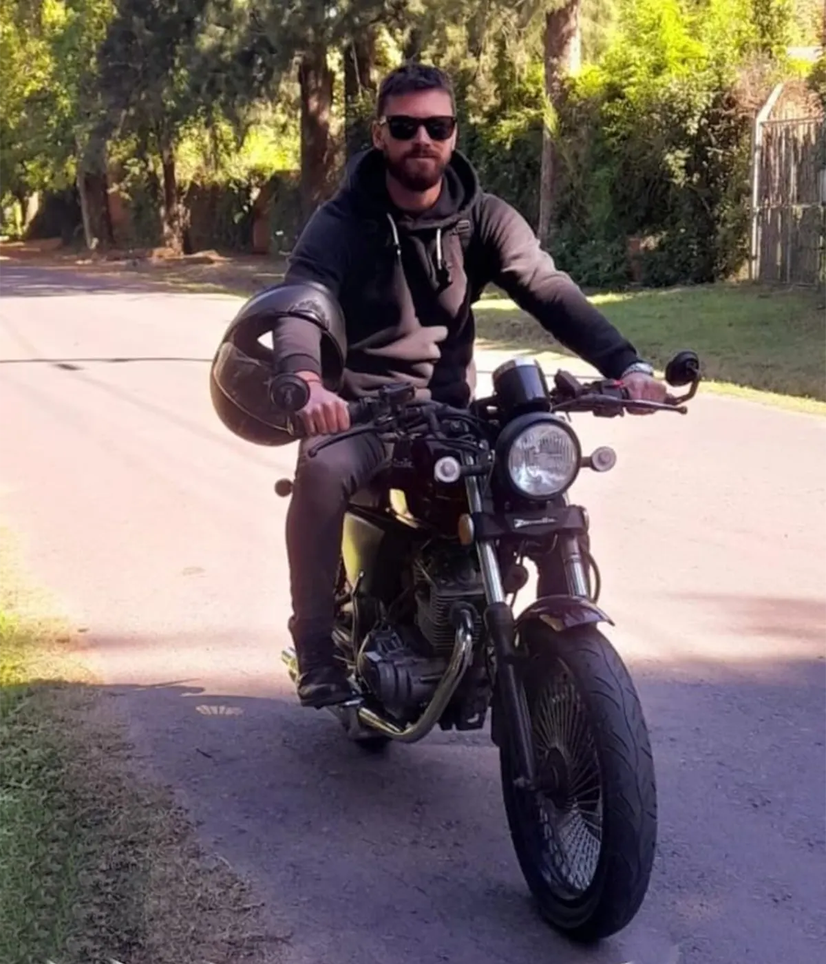 Pablo Suárez, el joven que se suicidó, a bordo de una moto