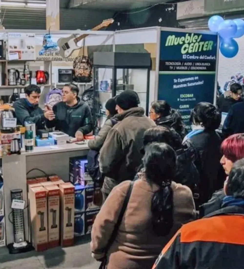 Personas en el puesto de Muebles Center en el Mercado de Oportunidades.