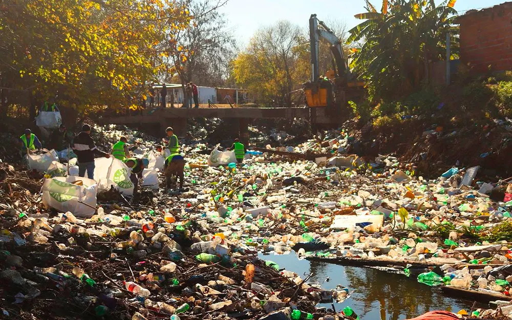 Saneamiento del Arroyo Pinazo: retiraron más de 100 toneladas de basura