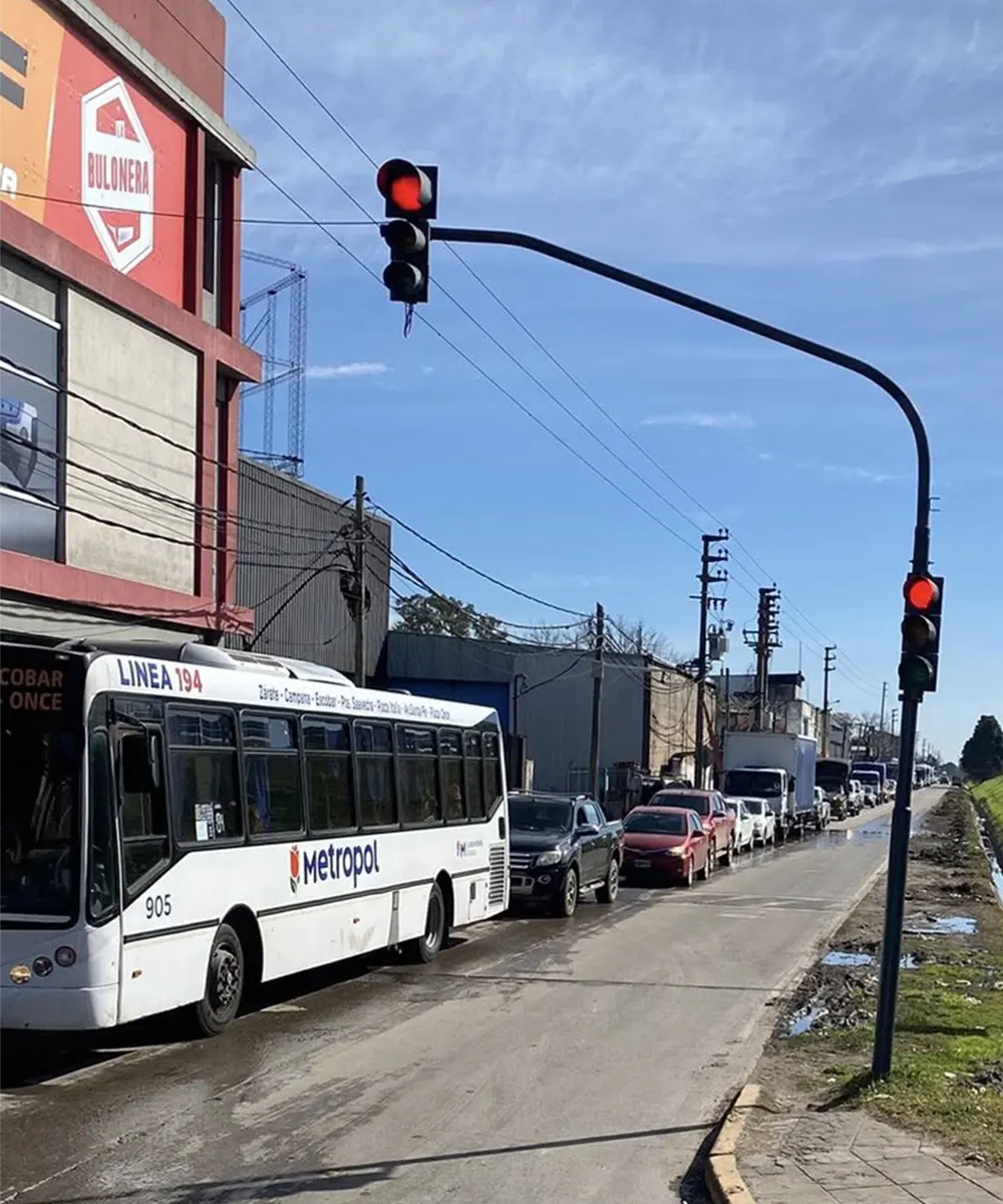Largas colas en el semáforo de Colectora Oeste y Avenida Inmigrantes