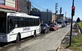 El nuevo semáforo de la avenida Inmigrantes generó largas filas y caos vehicular.