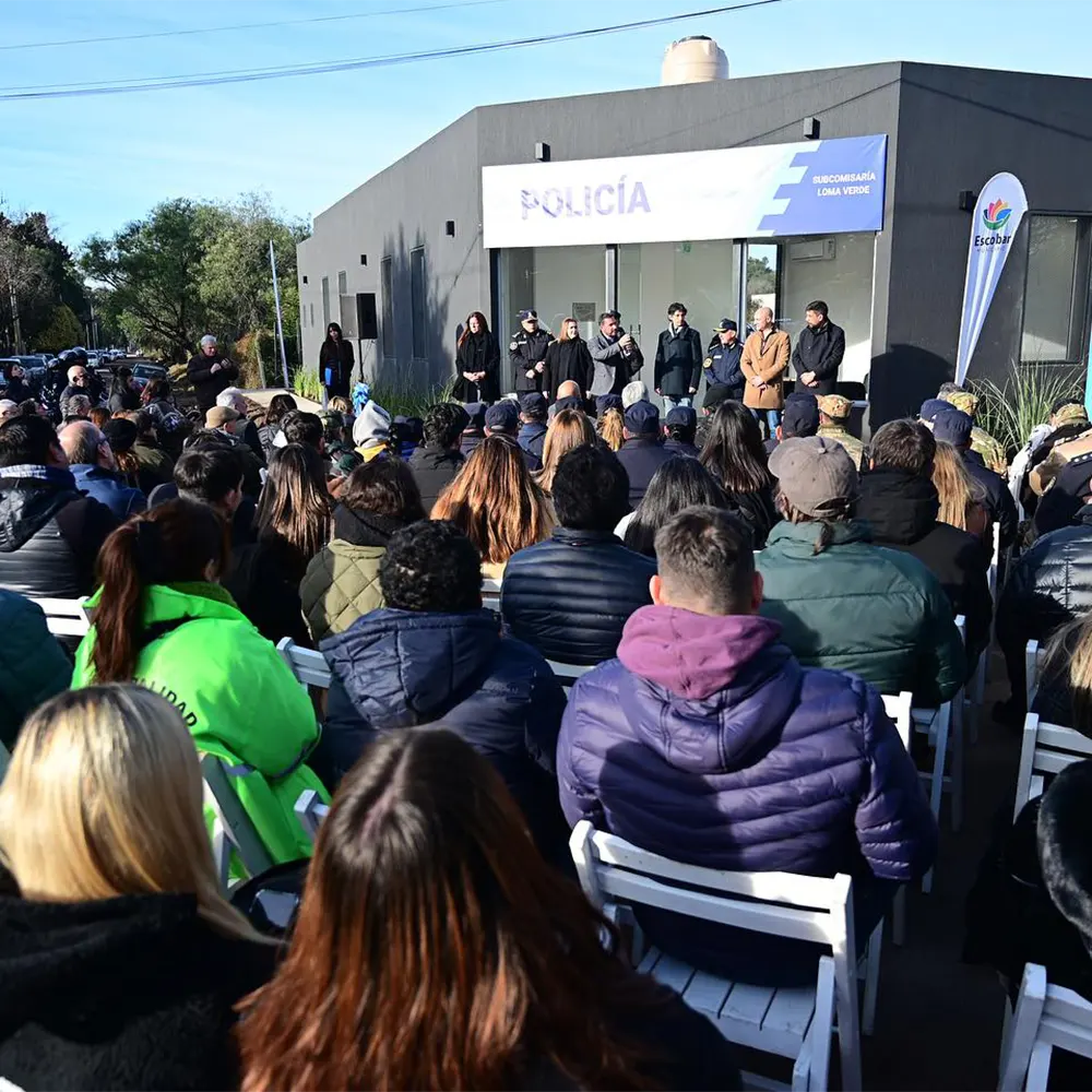Autoridades y vecinos en la inauguración de la Subcomisaría