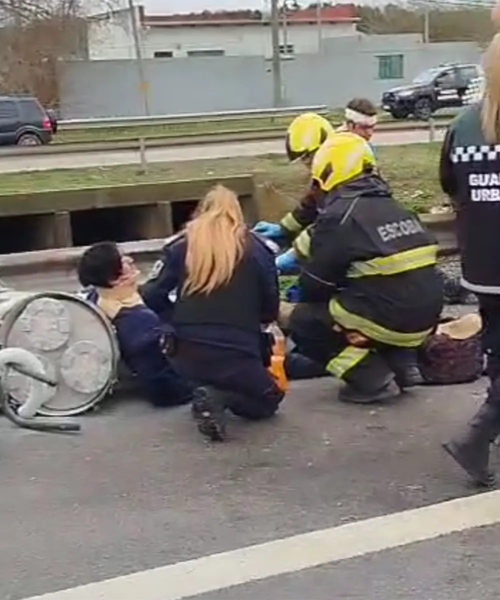 La escena en el lugar fue intensa: bomberos y personal de tránsito acudieron a asistir a los heridos.