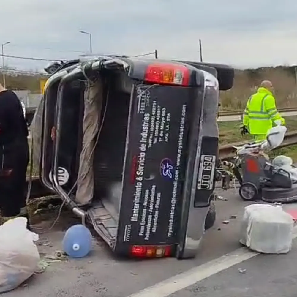 Camioneta Toyota Hilux volcada sobre el asfalto.